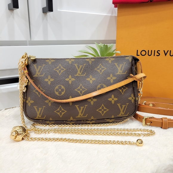 💕LOUIS VUITTON Pochette Accessoires Monogram Wristlet/Crossbody - Picture 1 of 16